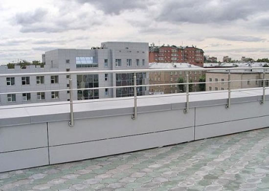 высота ограждения кровли общественных зданий