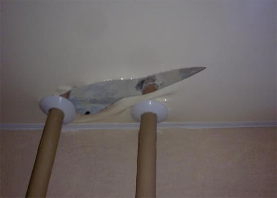 дырка в натяжном потолке как заделать