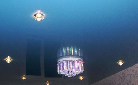 освещение натяжных потолков в спальне