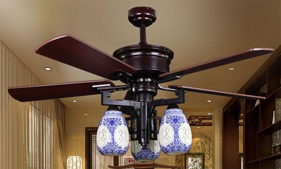 люстра в деревянном доме