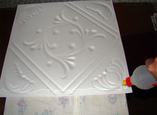 чем клеить плитку на потолок советы