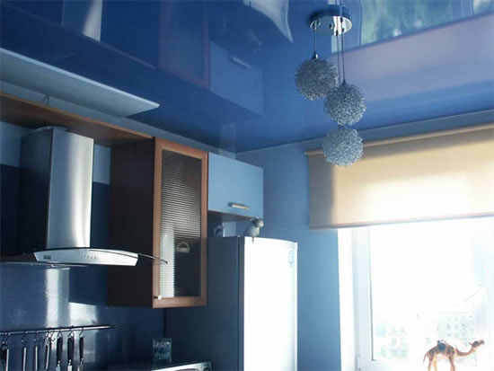 кухня с высоким потолком