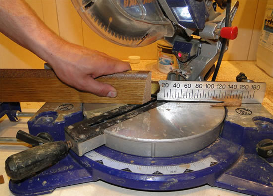 как установить потолочный плинтус из дерева