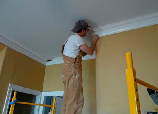 как своими руками установить потолочный плинтус