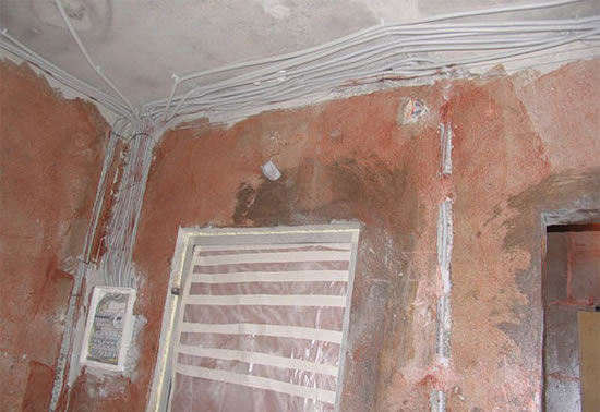 прокладка кабеля за подвесным потолком 