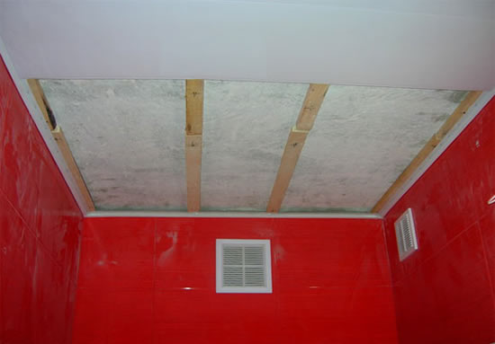 обшивка потолка пластиком особенности