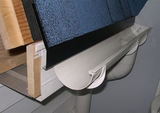 пластиковый или металлический водосток