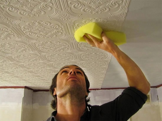 как оклеить потолок обоями