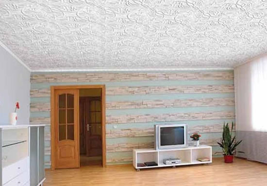 покраска обоев на потолке