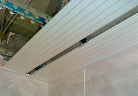 как смонтировать реечный подвесной потолок