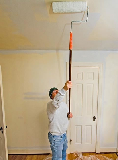 как правильно красить потолок