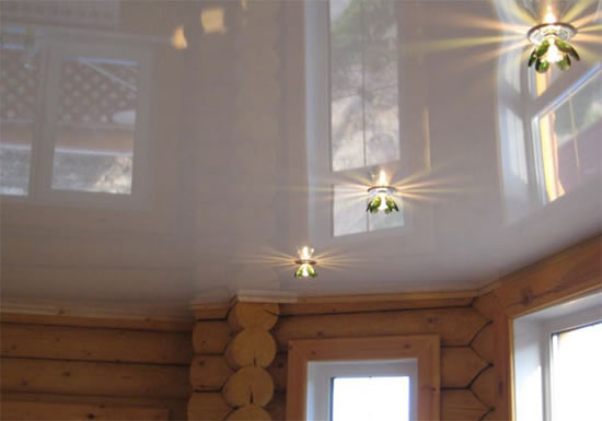 натяжной потолок в деревянном доме особенности