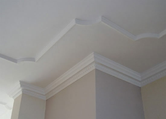 как правильно зарезать потолочный плинтус