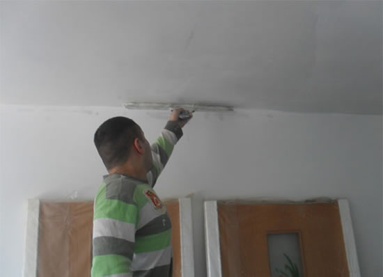 процесс шпатлевание потолка