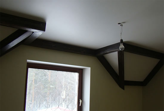 как установить плинтус потолочный деревянный