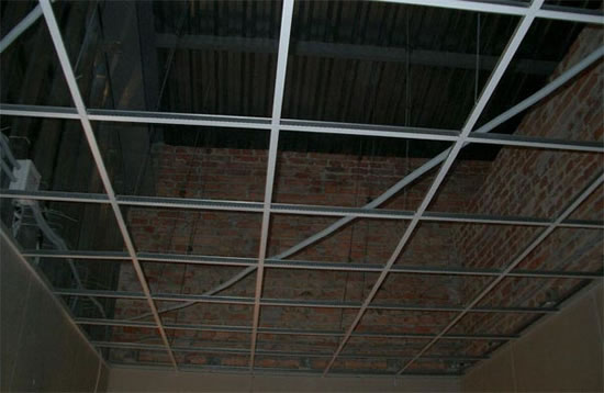 преимущества подвесных зеркальных потолков