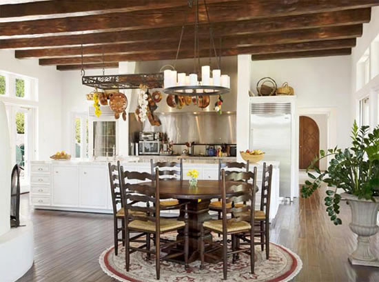 обыграть балки на потолке