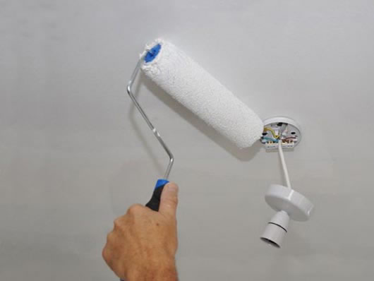 как красить стены и потолок