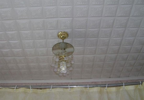 оклейка потолка плиткой