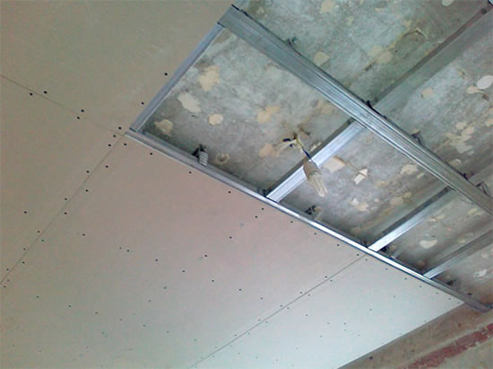 устройство и монтаж одноуровневого потолка из гипсокартона