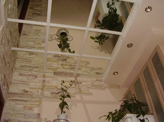 зеркальные потолки в комнате