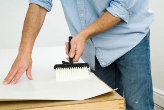 покраска флизелиновых обоев на потолке