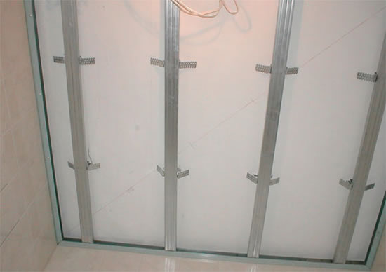 как собрать пластиковый потолок