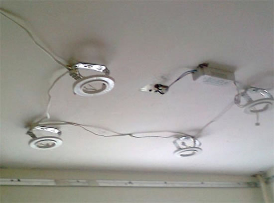 процесс монтажа натяжных потолков