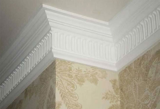 на что лучше клеить потолочный плинтус