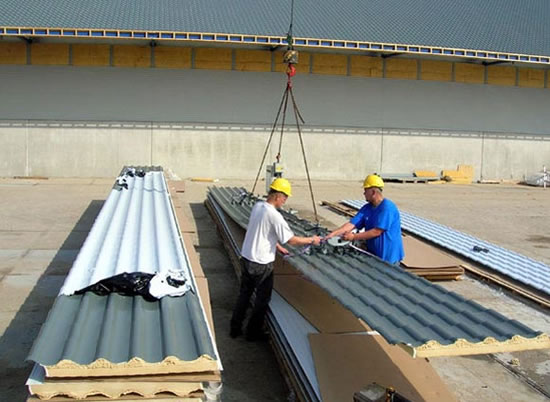 монтаж кровли из сэндвич панелей