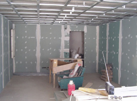 как отделать потолок из гипсокартона устройство