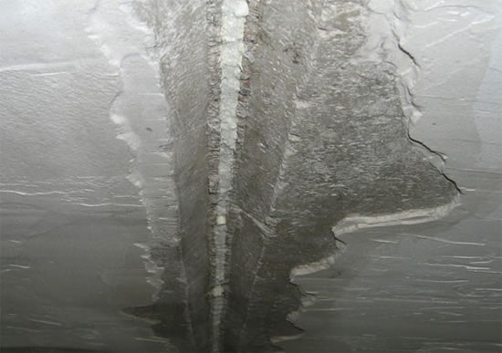 чем заделать щели в потолке