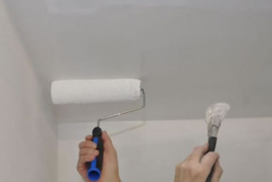 как правильно грунтовать потолок перед покраской