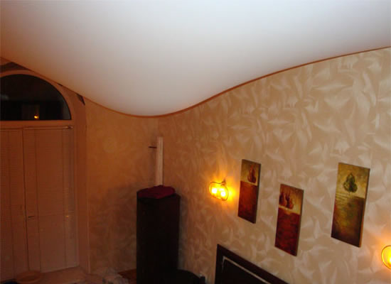 протекает потолок что делать