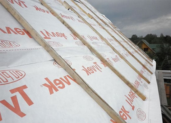 укладка гидроизоляции под металлочерепицу