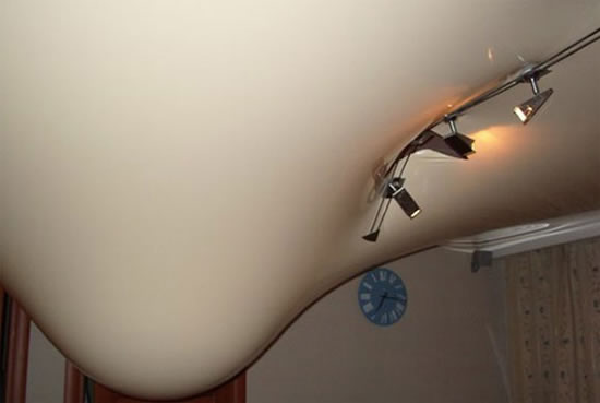 залили натяжной потолок