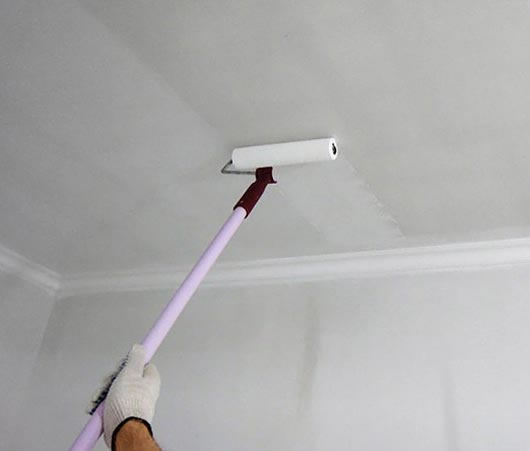 покраска потолка валиком