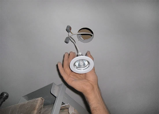 отверстие в натяжном потолке варианты устройства