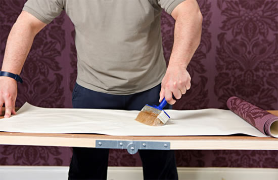 как правильно поклеить обои на потолок