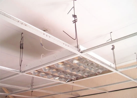 схема монтажа потолка армстронг