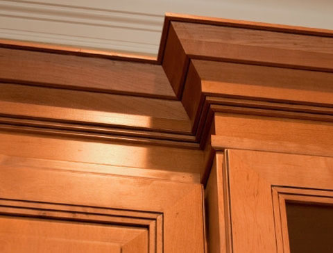 деревянные плинтуса для потолка достоинства