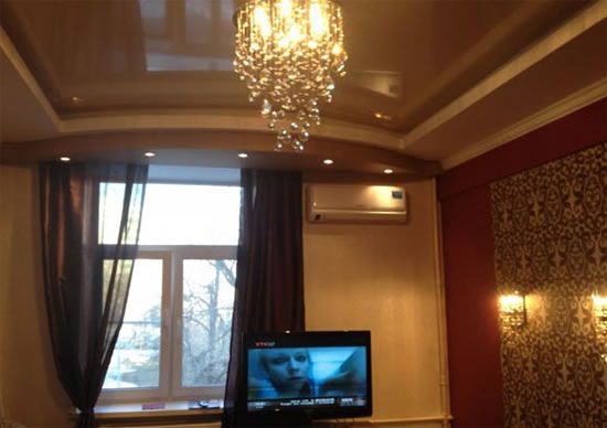 квадратная люстра на натяжном потолке