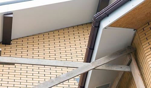 обшивка фронтонного свеса плоским металлом