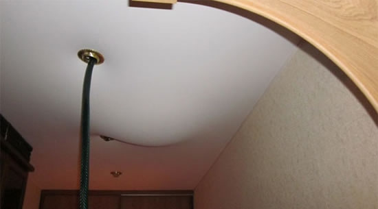 натяжные потолки потоп как слить воду