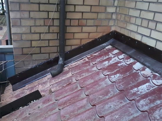 монтаж примыкания кровли к стене