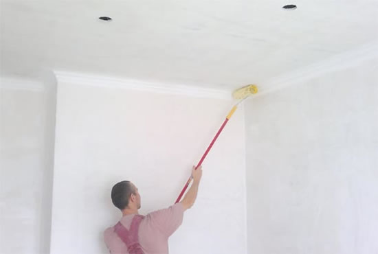 как покрасить побеленный потолок
