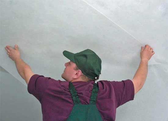 как правильно клеить 3д обои на потолок