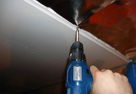 как класть сайдинг на потолок