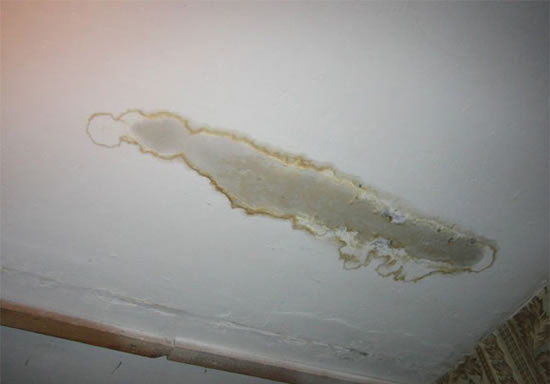 ремонт потолка после залива
