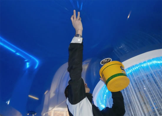 как правильно слить воду с натяжного потолка